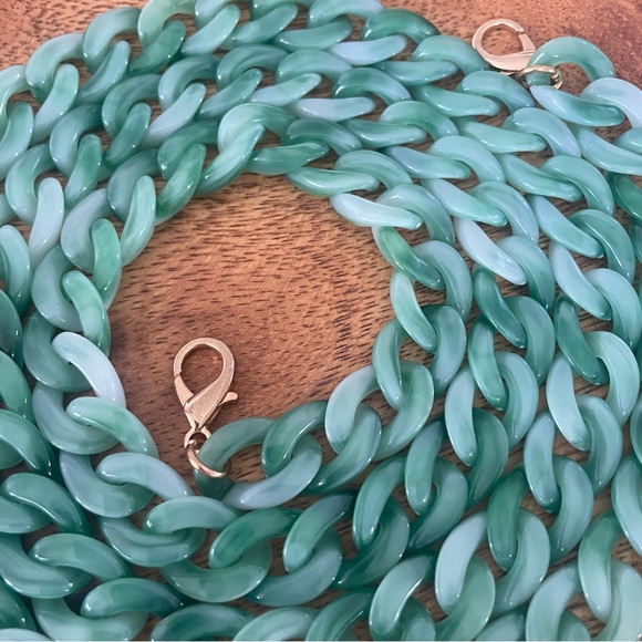 UNBRANDED 47” JADE COLOR ACRYLIC CHAIN WITH GOLD HARDWARE - Picture 4 of 9